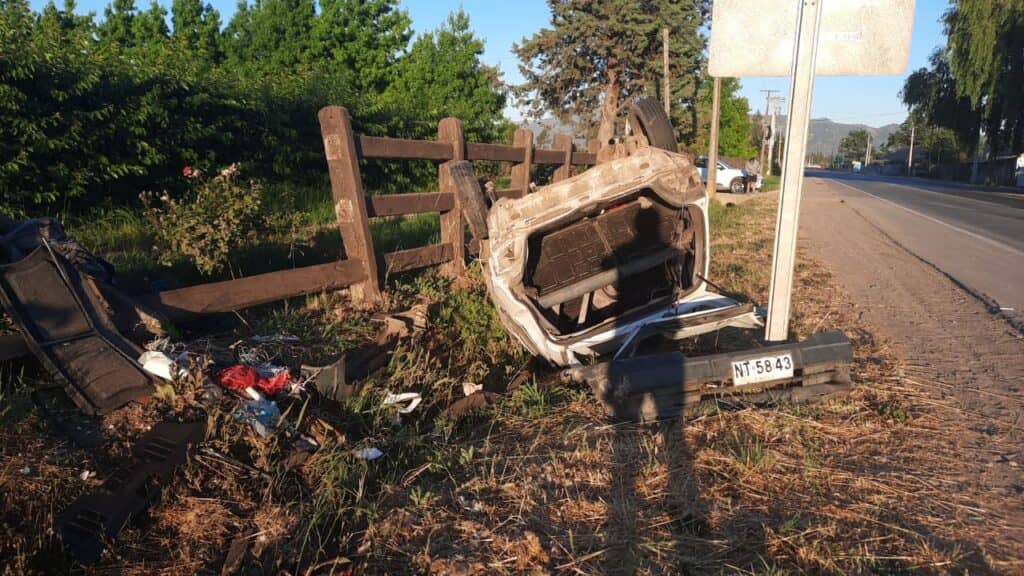 Conductor sufrió lesiones tras colisionar y volcar camino a Rauco