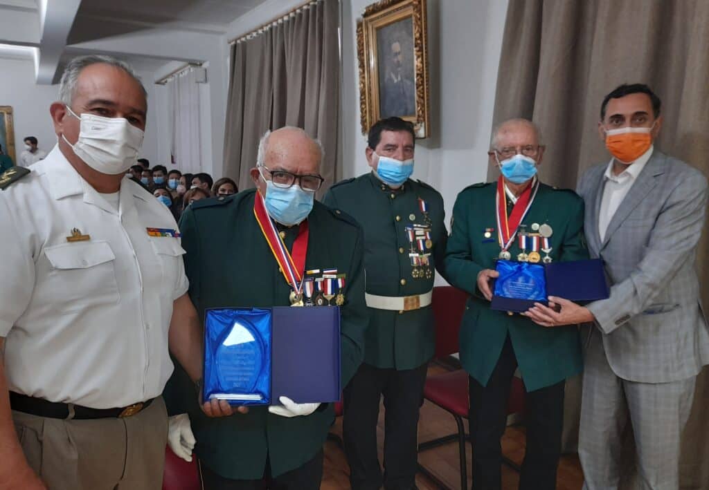 Bomberos y Municipio de Curicó distinguieron a voluntarios por sus años de servicio