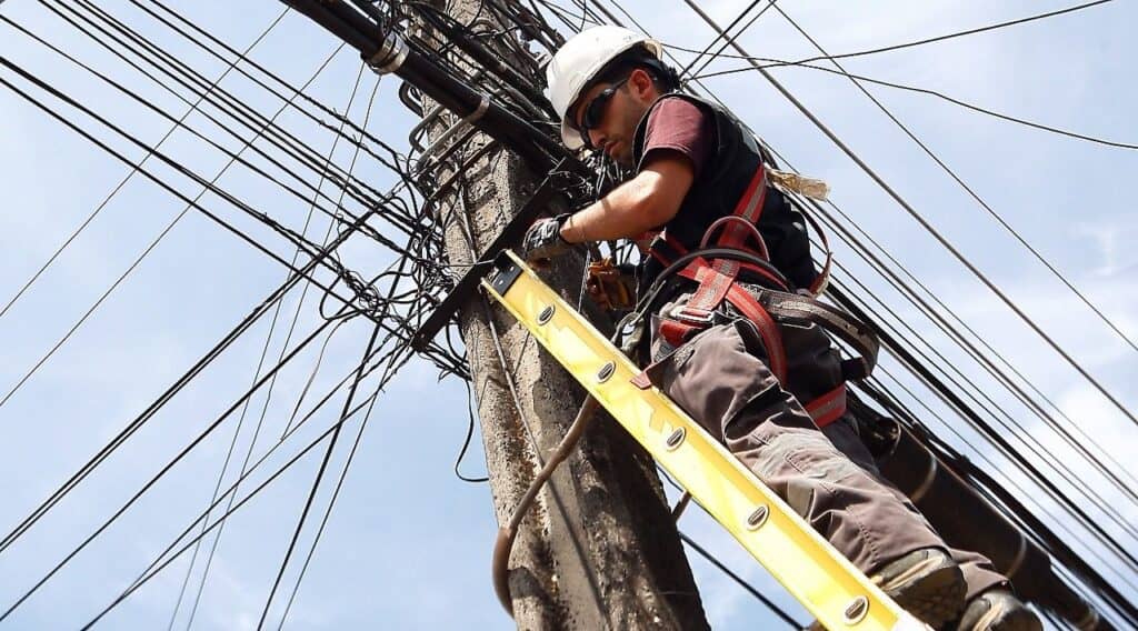 Concejo Municipal de Curicó evalúa propuesta de soterrar cables del tendido eléctrico
