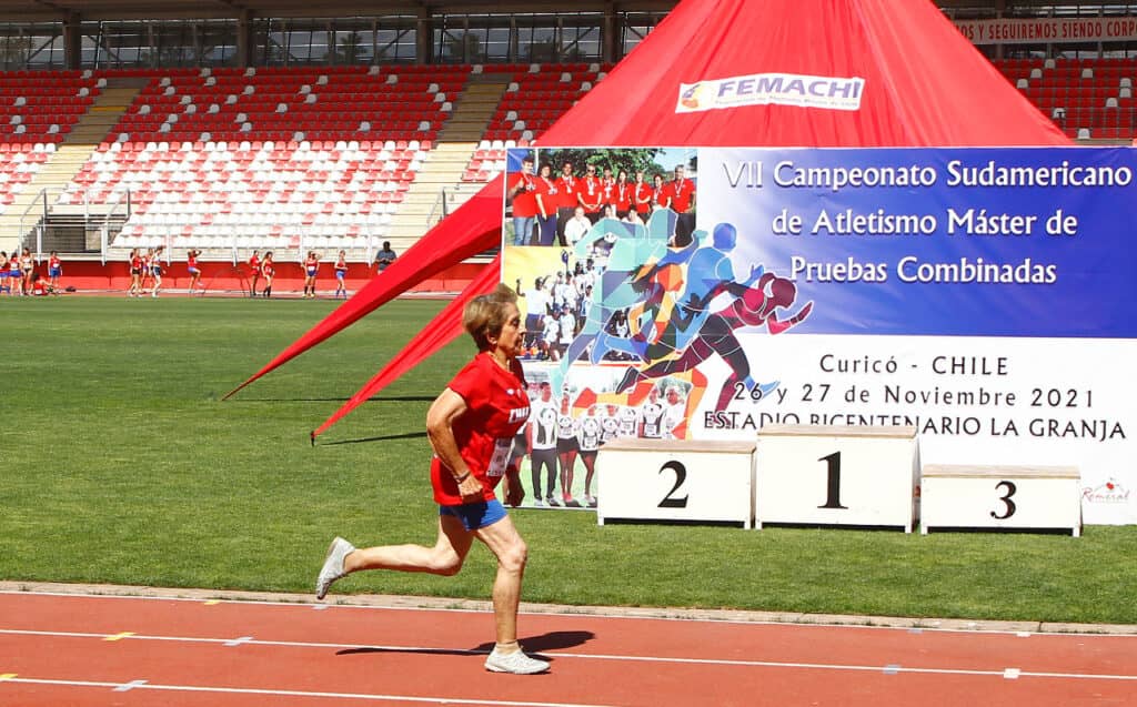 Atleta de 87 años destaca en Sudamericano de Atletismo disputado en Curicó