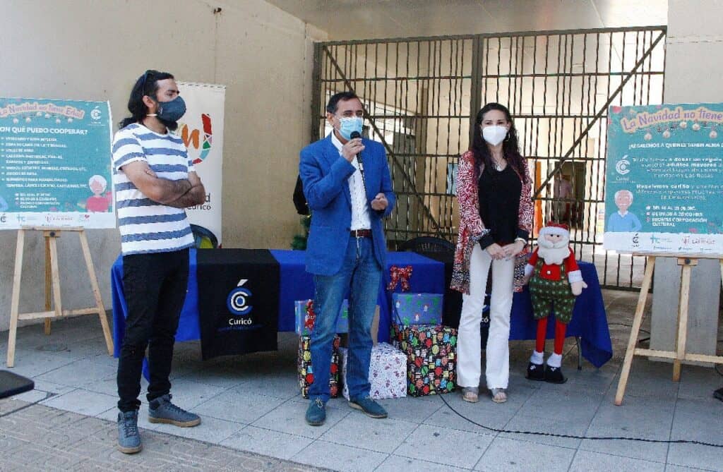 Municipio de Curicó continúa campaña solidaria “La Navidad no tiene edad”
