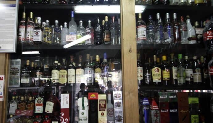 Desconocidos realizaron millonario robo a botillería de Rauco