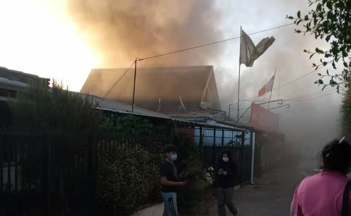 Incendio afectó cuatro domicilios en el centro de Teno