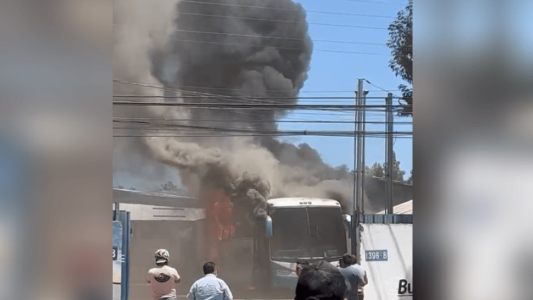 Microbús se incendió en aparcadero de empresa en Curicó