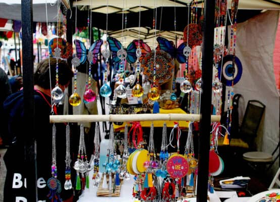 Ferias congregan a más de 200 emprendedores en la Plaza de Armas de Curicó
