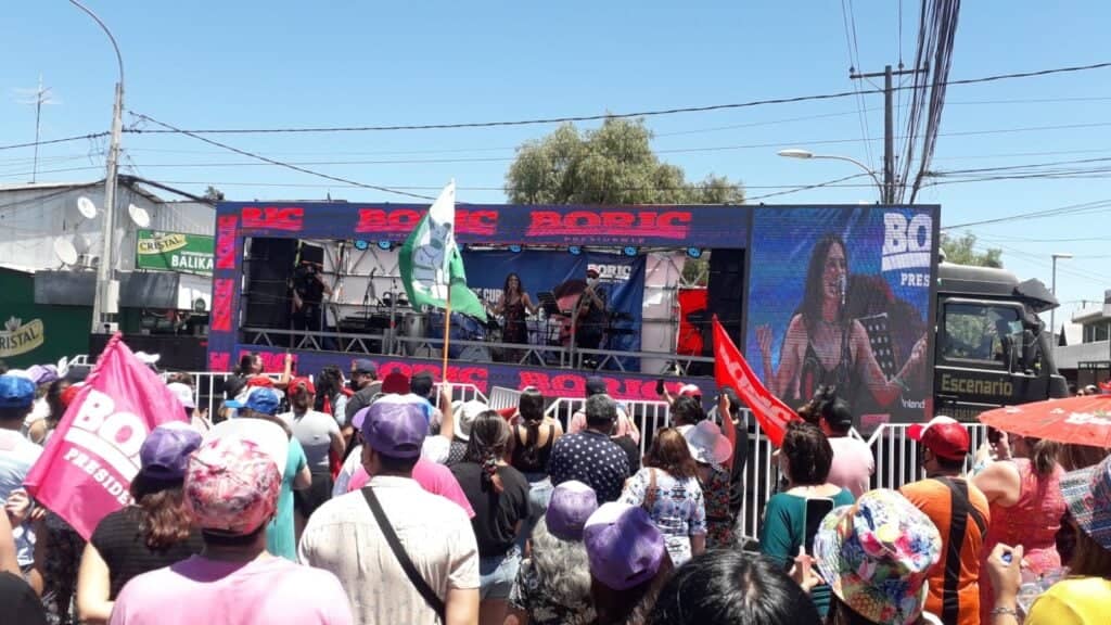 Comando de Boric llega a Curicó: celebración convocó a autoridades locales y artistas nacionales
