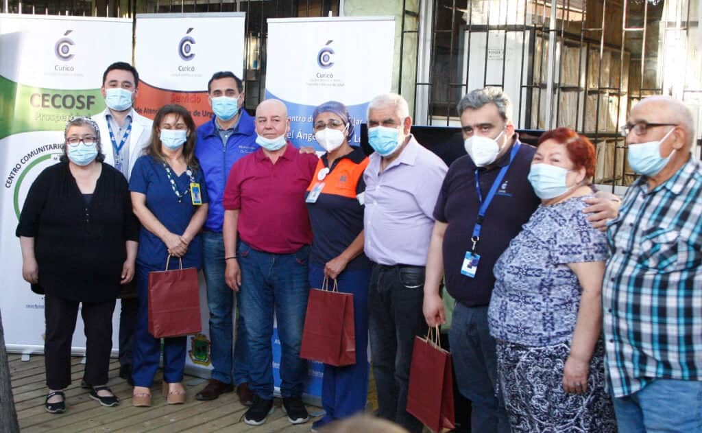 Funcionarios del Cesfam Miguel Ángel Arenas López de Curicó fueron reconocidos por trabajo en pandemia