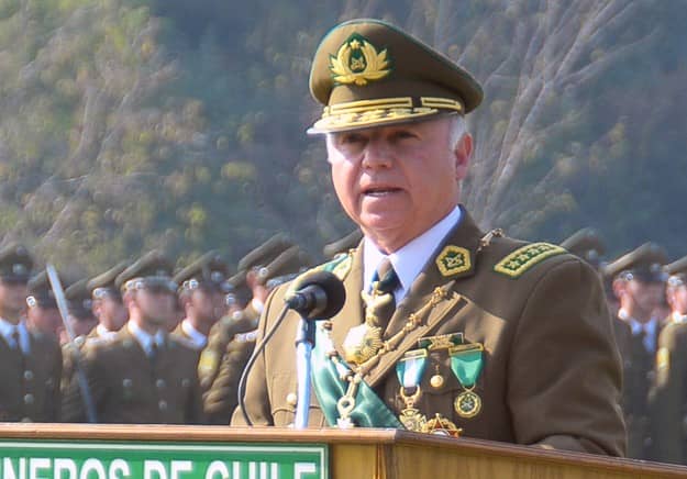 Tribunal dejó a general (r) de Carabineros Eduardo Gordon con arraigo nacional y arresto domiciliario nocturno