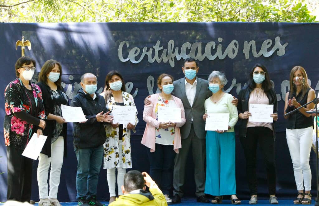 Cerca de 300 mujeres de Curicó se certificaron en cursos municipales de habilidades laborales