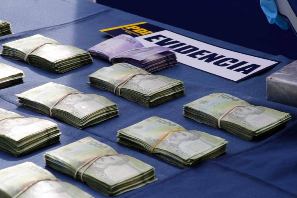 PDI entrega consejos para identificar billetes falsos y llama a denunciar casos