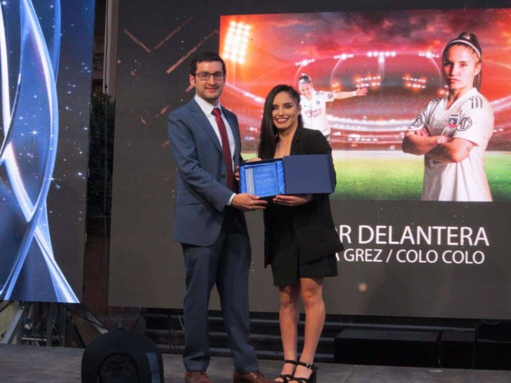Javiera Grez es elegida como la "mejor delantera" del año