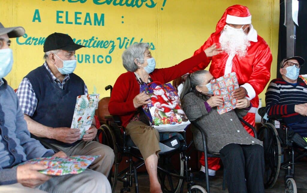 Adultos mayores en residencias de Curicó recibieron regalos de Navidad