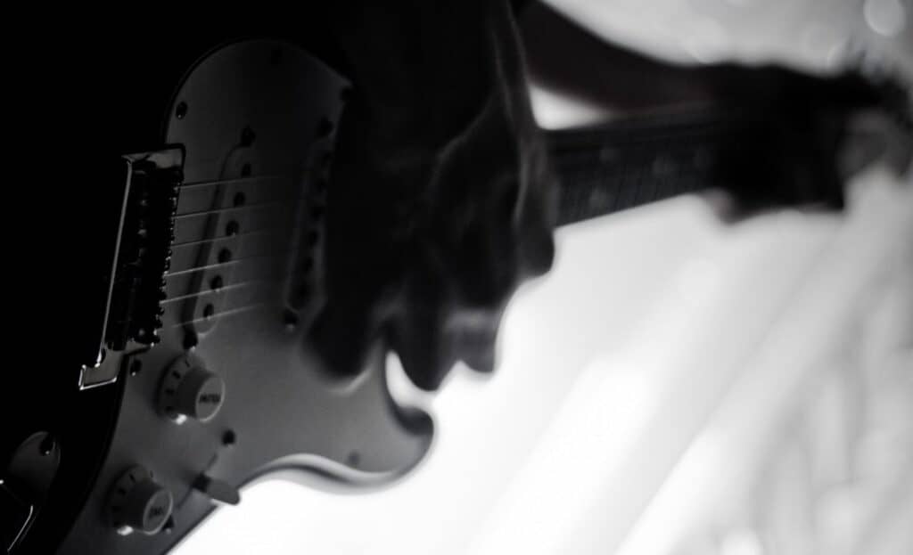 Hombre falleció electrocutado tras salir de una piscina y tocar una guitarra eléctrica en Rengo