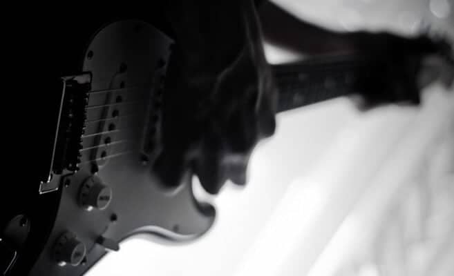 Hombre falleció electrocutado tras salir de una piscina y tocar una guitarra eléctrica en Rengo