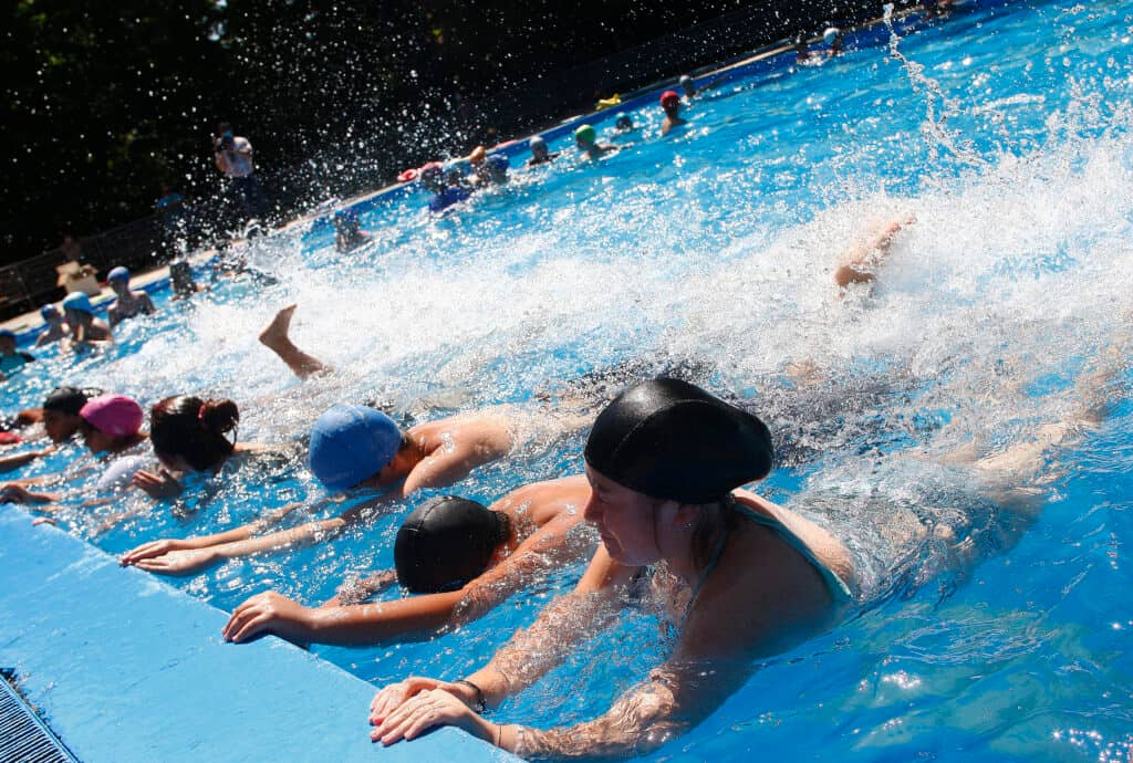 Continúa curso de natación en la piscina del Estadio La Granja