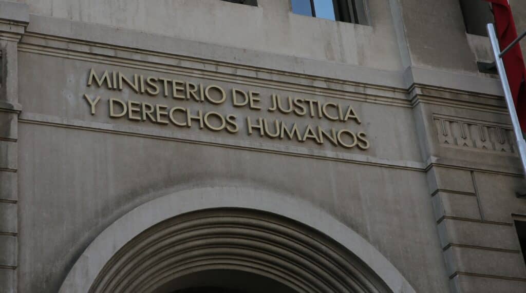 Ministerio de Justicia retira nombramiento como notario de Molina a abogado investigado por falsificar instrumento público