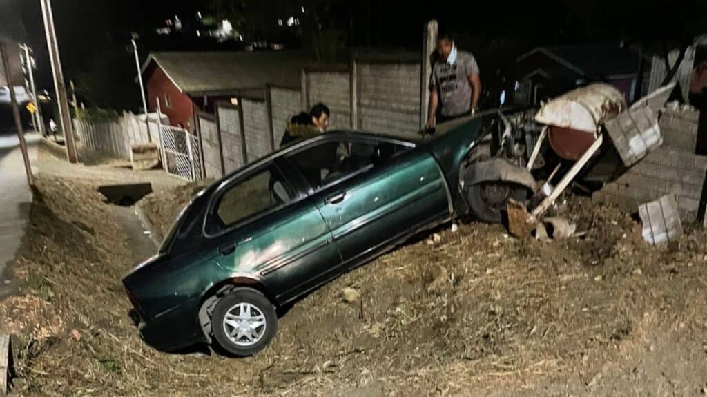 Sujeto atropelló a un adolescente y chocó con el muro de una casa al darse a la fuga