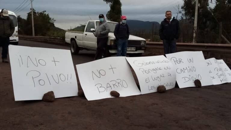 Vecinos de La Montaña de Teno se tomaron la Ruta J-25 en protesta por licitación fallida para pavimentación