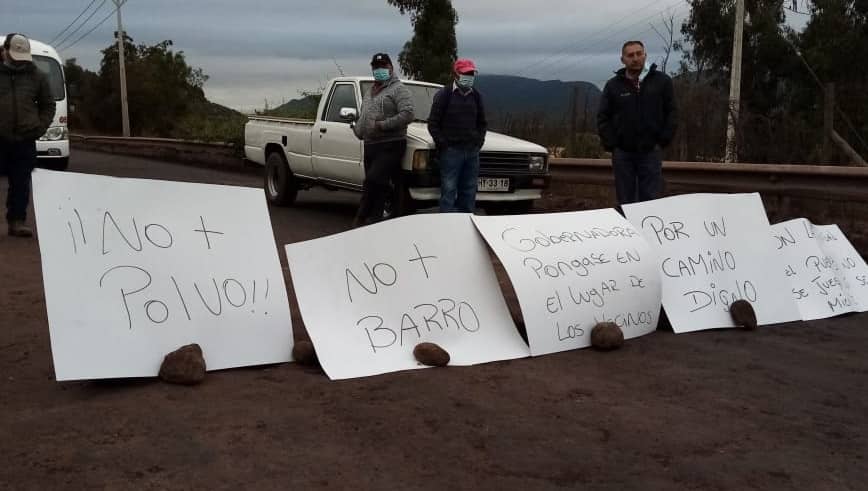 Vecinos de La Montaña de Teno se tomaron la Ruta J-25 en protesta por licitación fallida para pavimentación