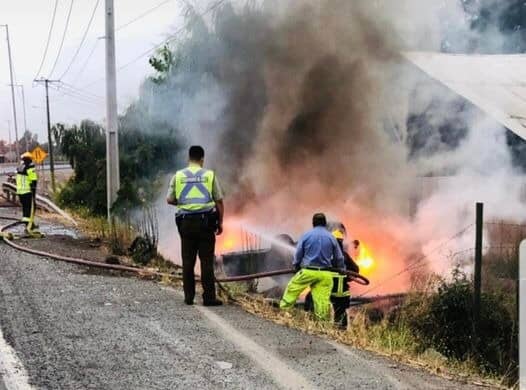 Conductor estuvo a punto de morir calcinado tras volcamiento carretero en Teno