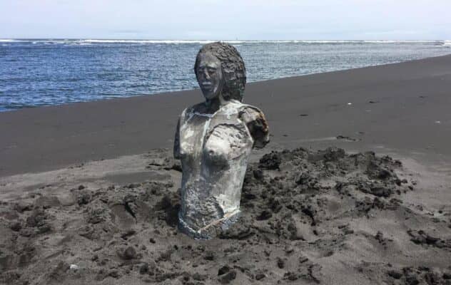 Desmienten “hallazgo arqueológico” de estatua encontrada en playa de La Pesca en Licantén