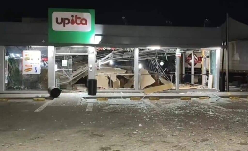 Sujetos robaron cajero automático en servicentro de Parral e incendiaron tres autos en la Ruta 5
