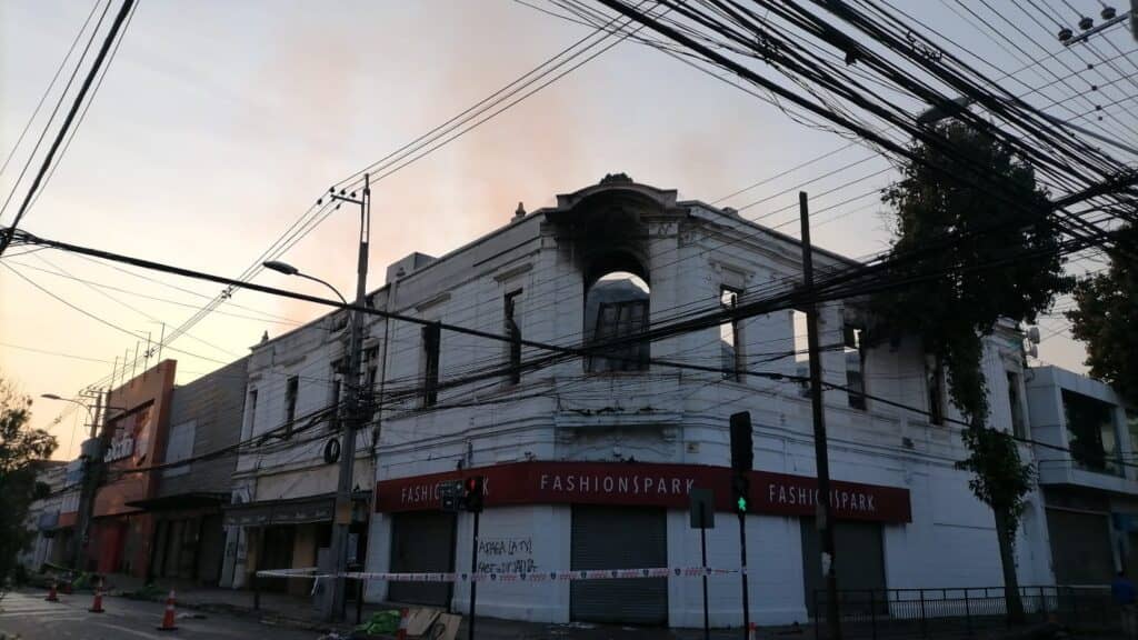 Municipio de Curicó instaló cierre perimetral en sector de incendio en Prat con Peña y llamó a la precaución