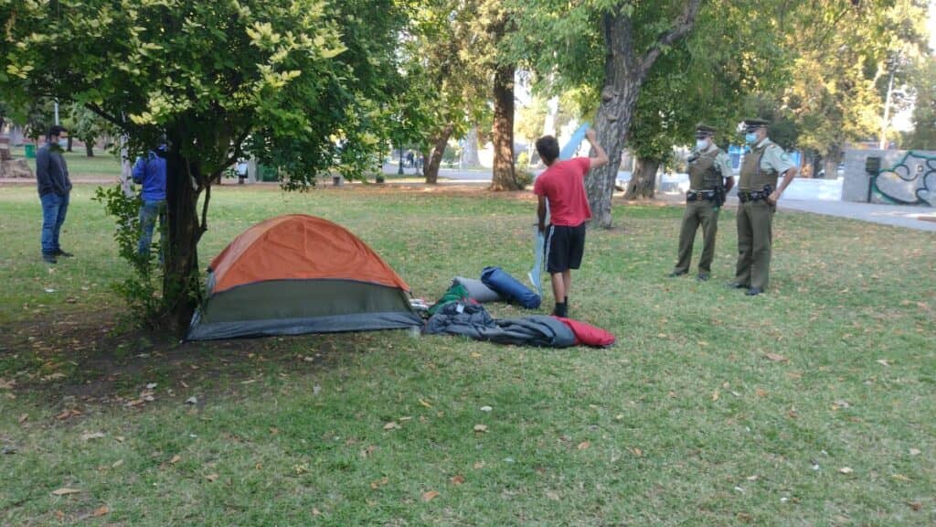 Carabineros procedió al retiro de carpas instaladas en la Alameda Manso de Velasco