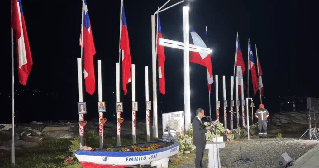 Familiares y autoridades de Constitución recuerdan a víctimas del 27F con ceremonia en Isla Orrego