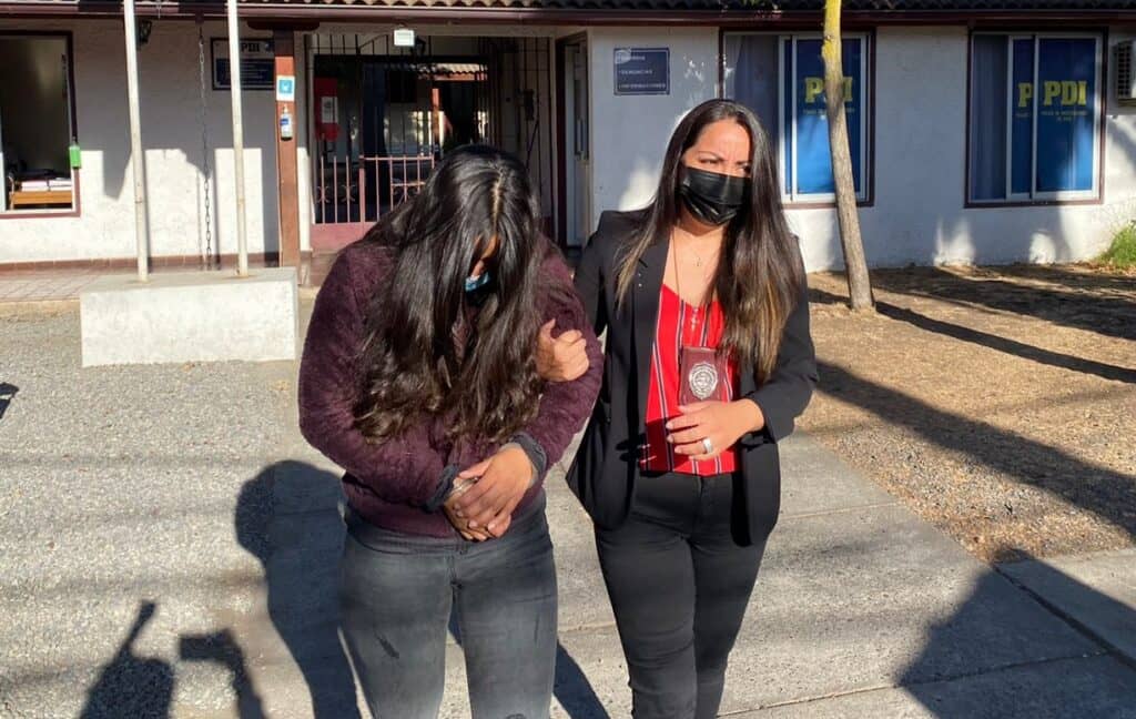 Conductora detenida en Curicó manejaba auto robado con casi un kilo de pasta base en la rueda de repuesto