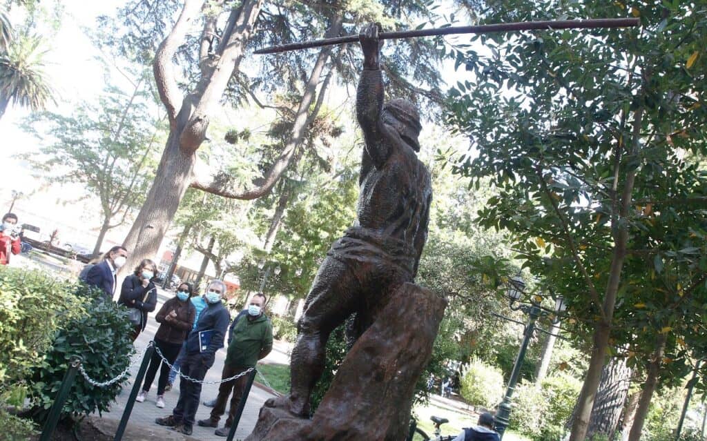 Municipio de Curicó inició estudio para reparación de esculturas en la Plaza de Armas