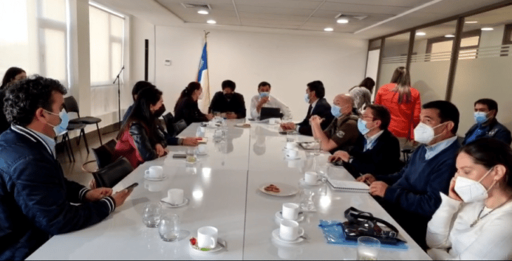 Autoridades acuerdan acciones para resguardar derechos de menores en toma ilegal frente al Río Guaiquillo en Curicó
