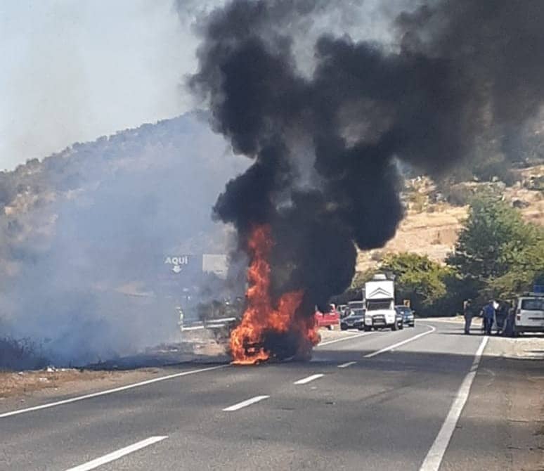 Tripulantes de vehículo que se incendió en Hualañé lograron escapar sin lesiones