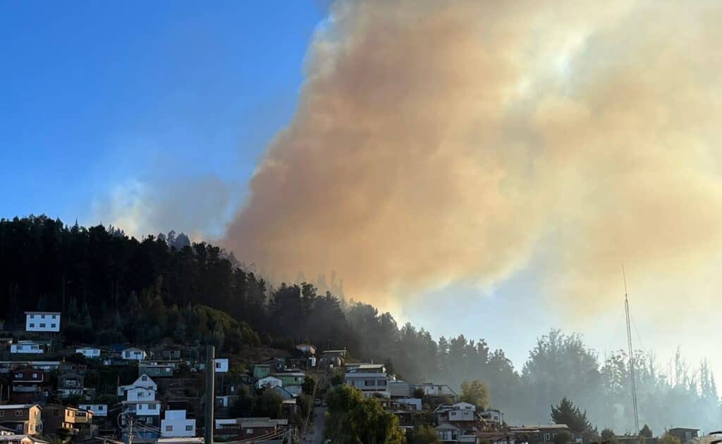 Incendio en Cerro Estadio de Constitución avanza y amenaza a viviendas