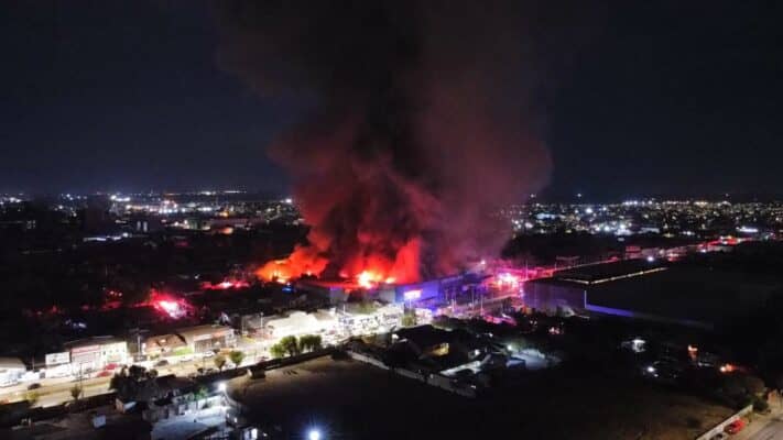 Incendio destruyó supermercado Líder, ferretería y viviendas particulares en Curicó