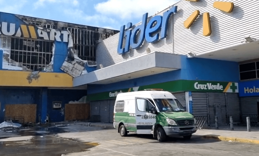 Sujetos robaron $75 millones en productos desde farmacia en supermercado incendiado en Curicó