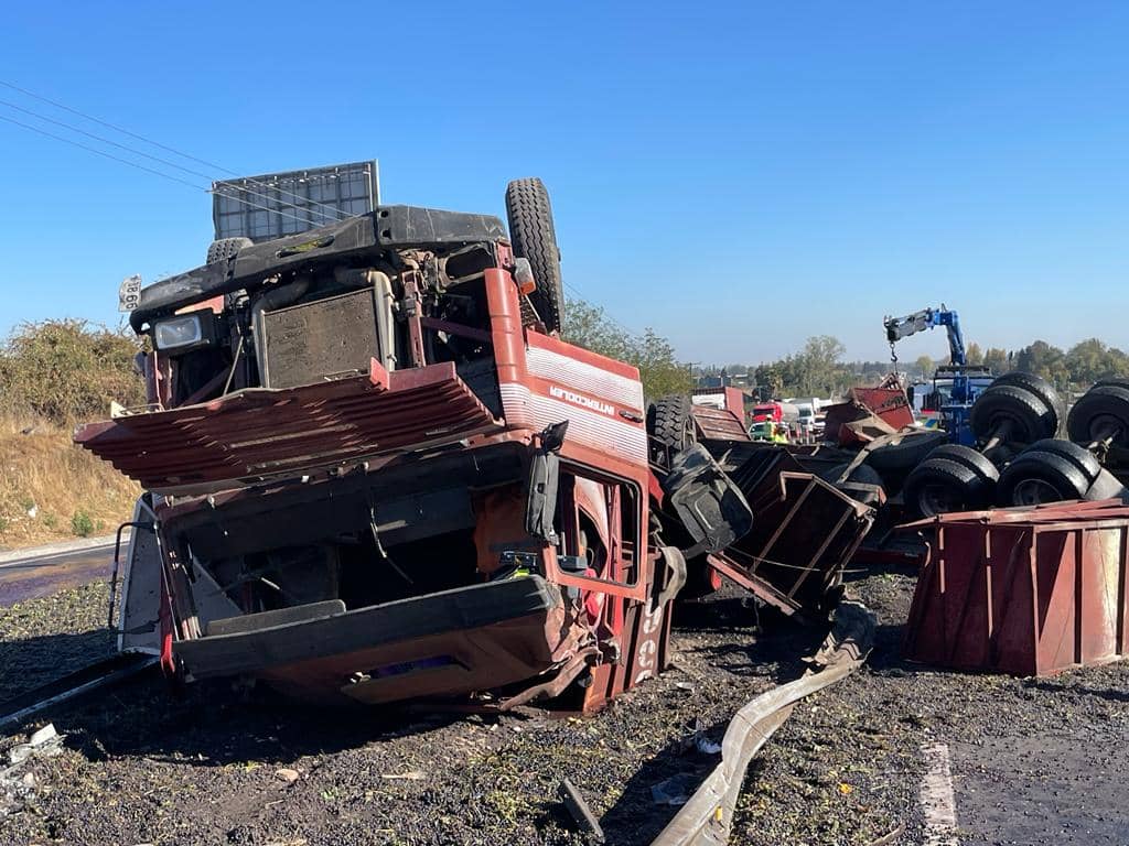 Chofer sufrió lesiones tras volcar su camión en la subida Quilvo en la Ruta 5