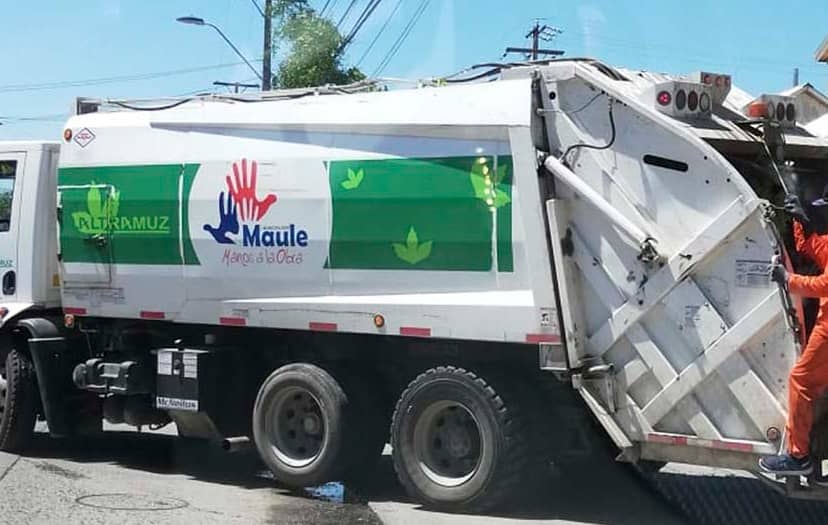 Carabineros recuperaron dos camiones de basura robados en Maule y detuvieron a un menor