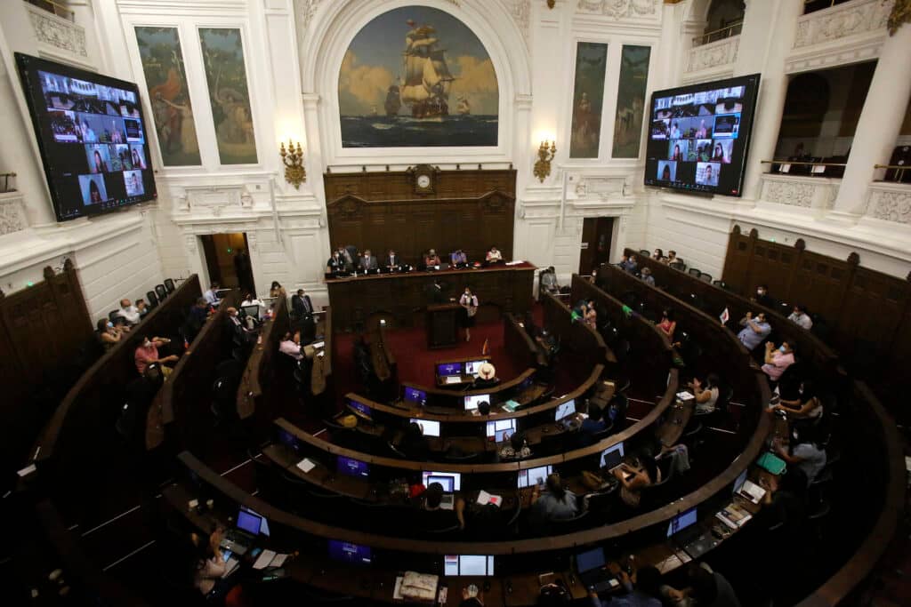 Nueva Constitución: Encuesta revela que 44% votaría Rechazo en plebiscito de salida