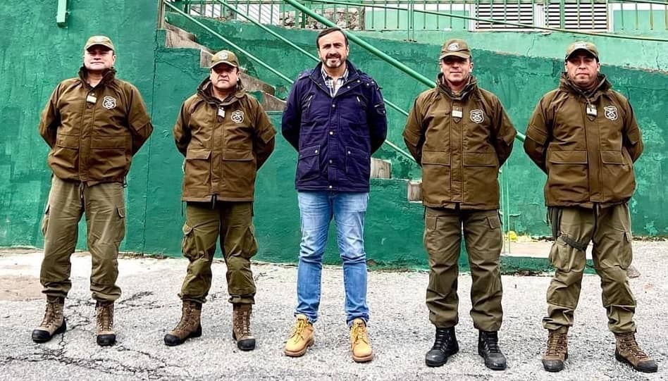 Diputado Francisco Pulgar llegó al retén La Mina para celebrar a Carabineros