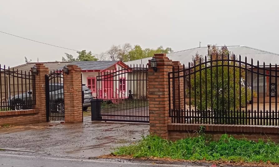 Sujetos que simularon ser policías asaltaron a familia en vivienda en Teno