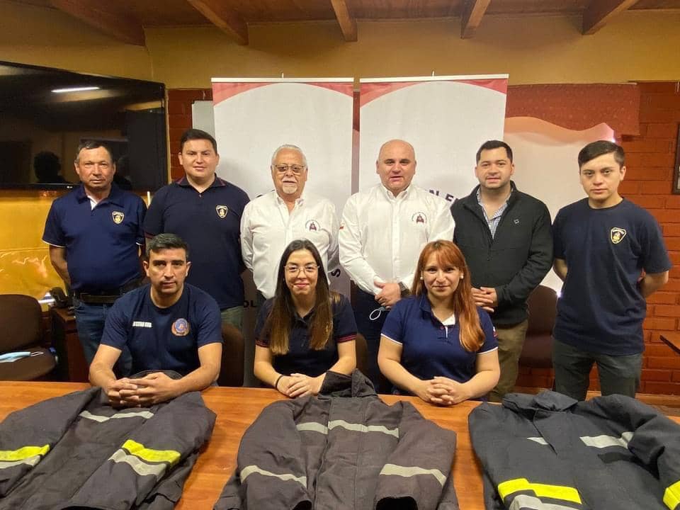 Bomberos Sin Fronteras entrega importante aporte a Tercera Compañía del sector La Isla de Sagrada Familia