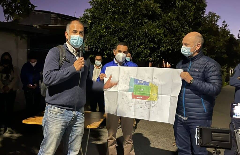 Autoridades coordinan demolición de supermercado Líder incendiado en Curicó y comunidad presenta sus inquietudes