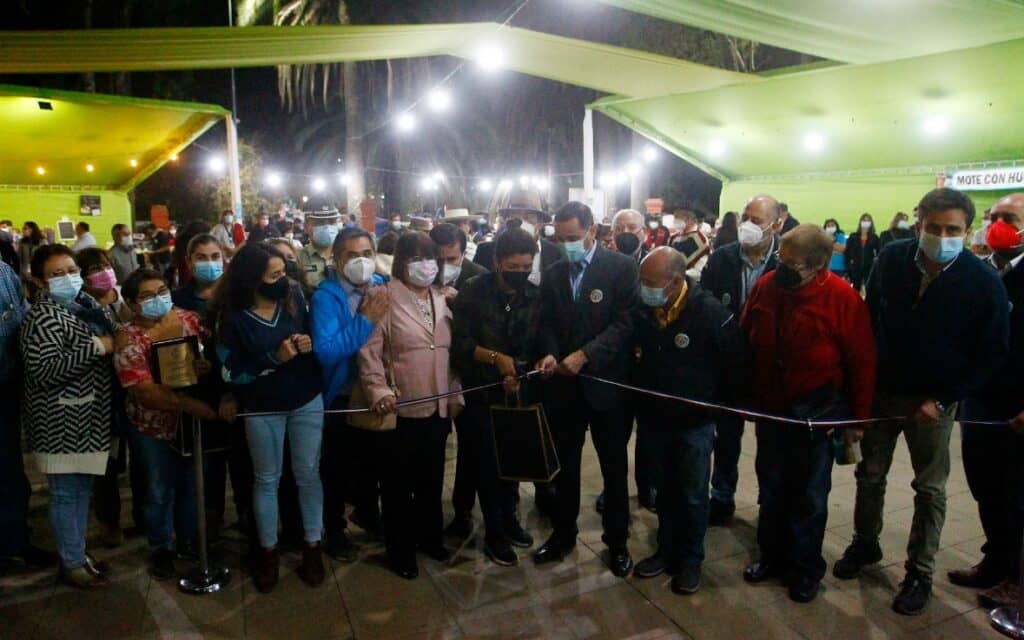 Feria “Activa Curicó” congrega más de 150 stands en la Alameda Manso de Velasco
