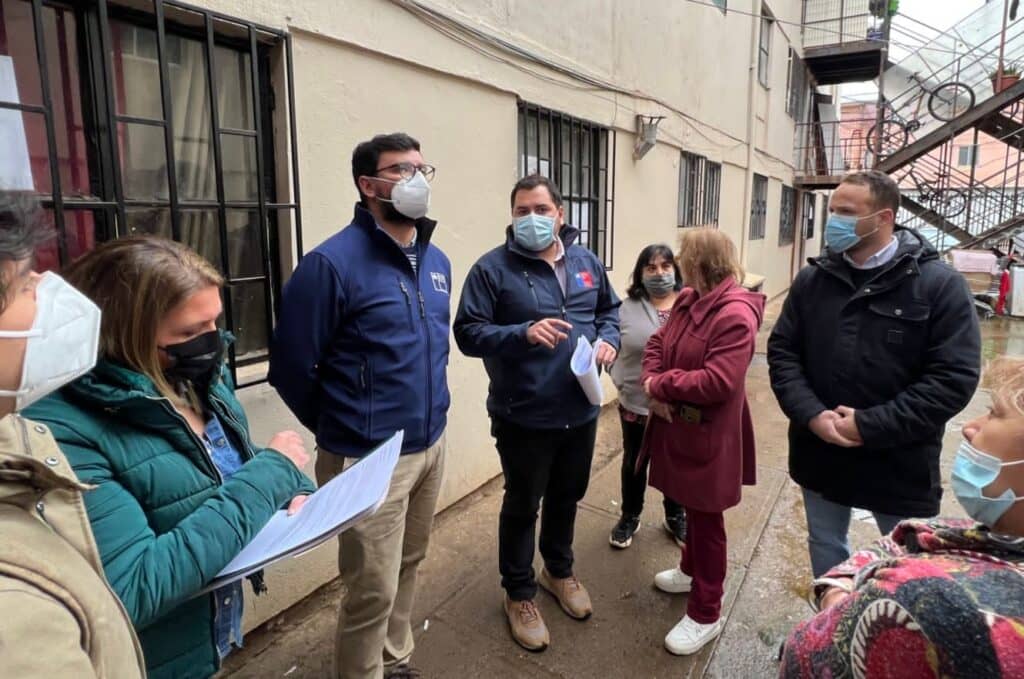 Diputado Jorge Guzmán gestiona mejoras en viviendas para habitantes de la población San Luis de Talca