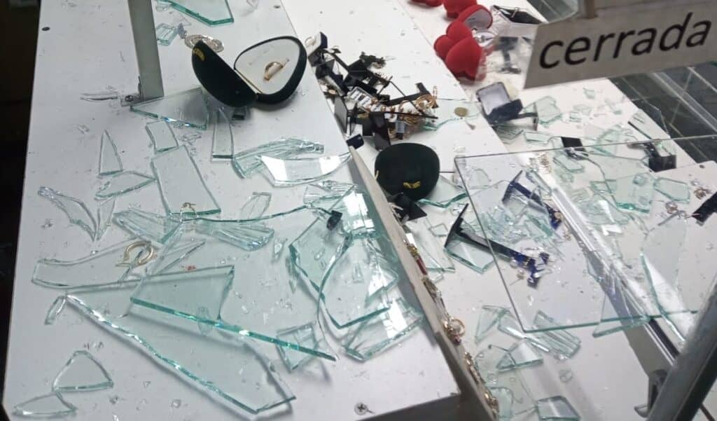Carabineros busca a sujetos que robaron $6 millones en joyas desde local en Curicó