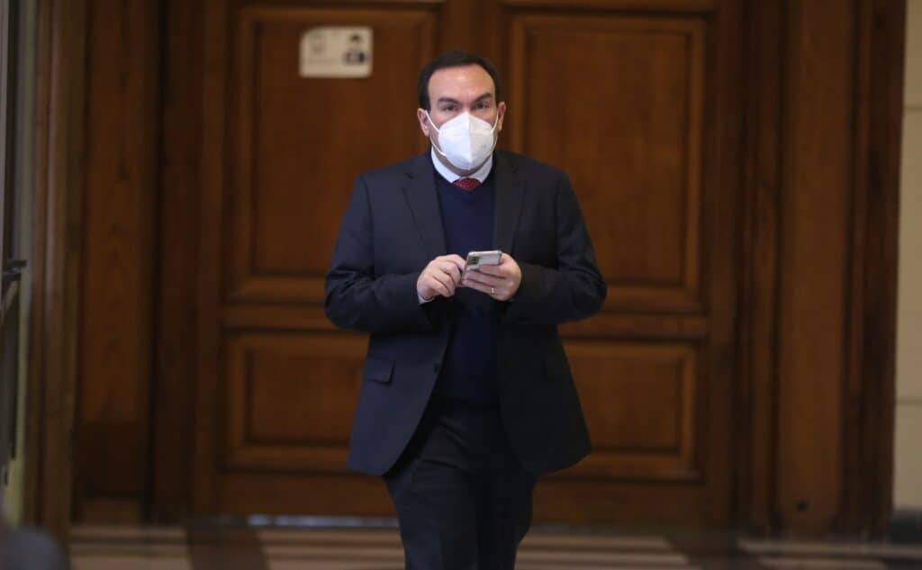Diputado Felipe Donoso presentó proyecto de ley para destacar fecha de vencimiento de medicamentos