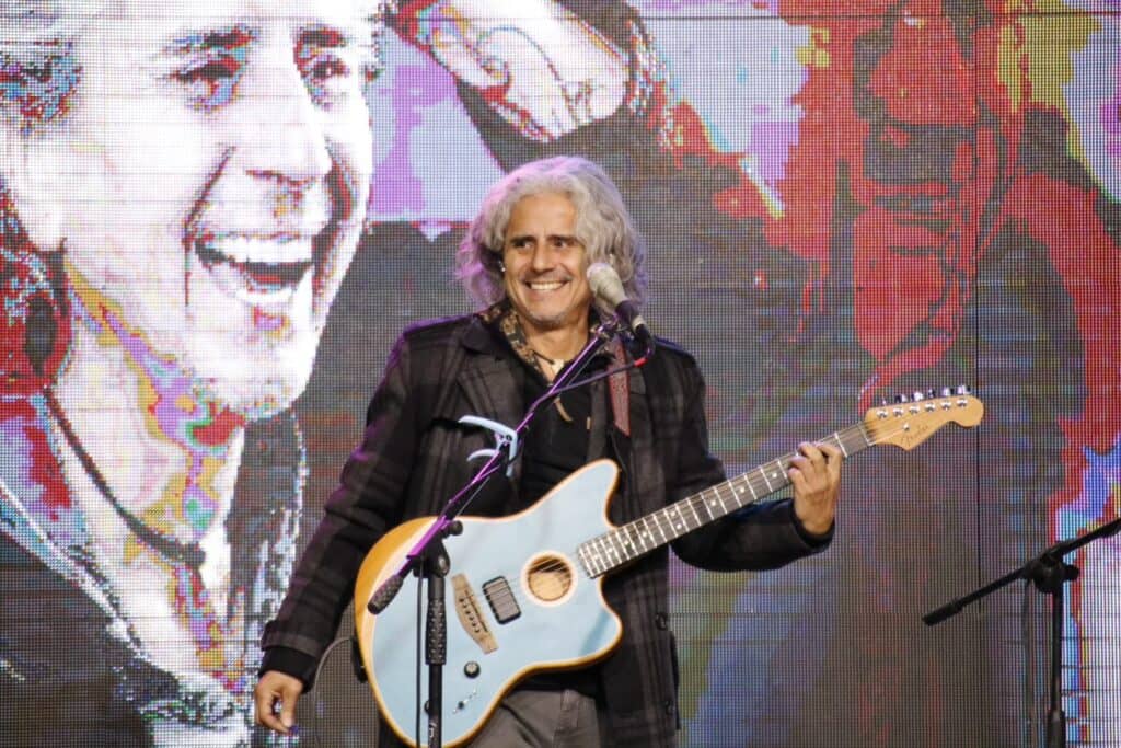 Madres de Licantén celebraron su día con show de Pablo Herrera
