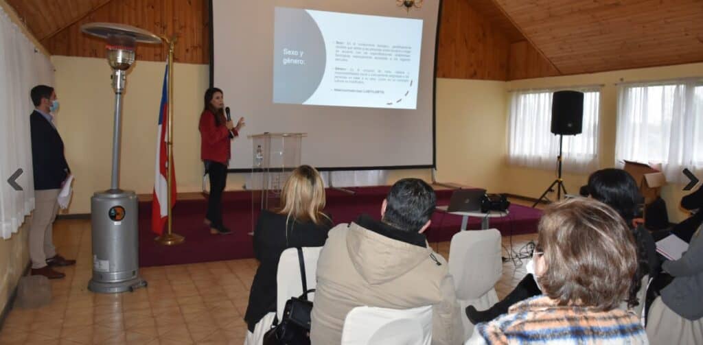 Magistrados del Juzgado de Familia de Curicó dictan charla en Teno
