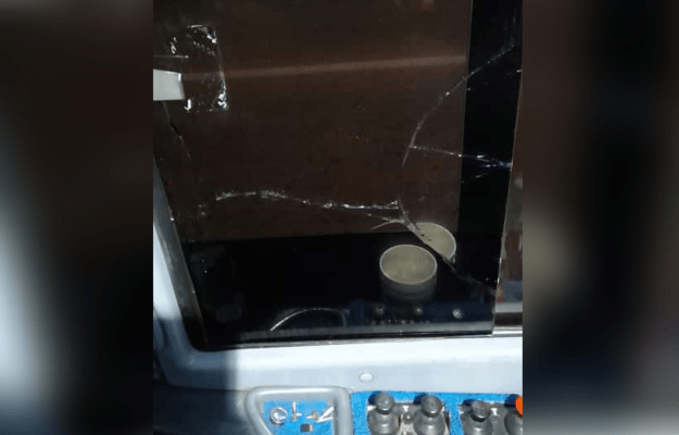 Chofer de bus denunció a limpia parabrisas de sector Aguas Negras que rompió un vidrio de su vehículo